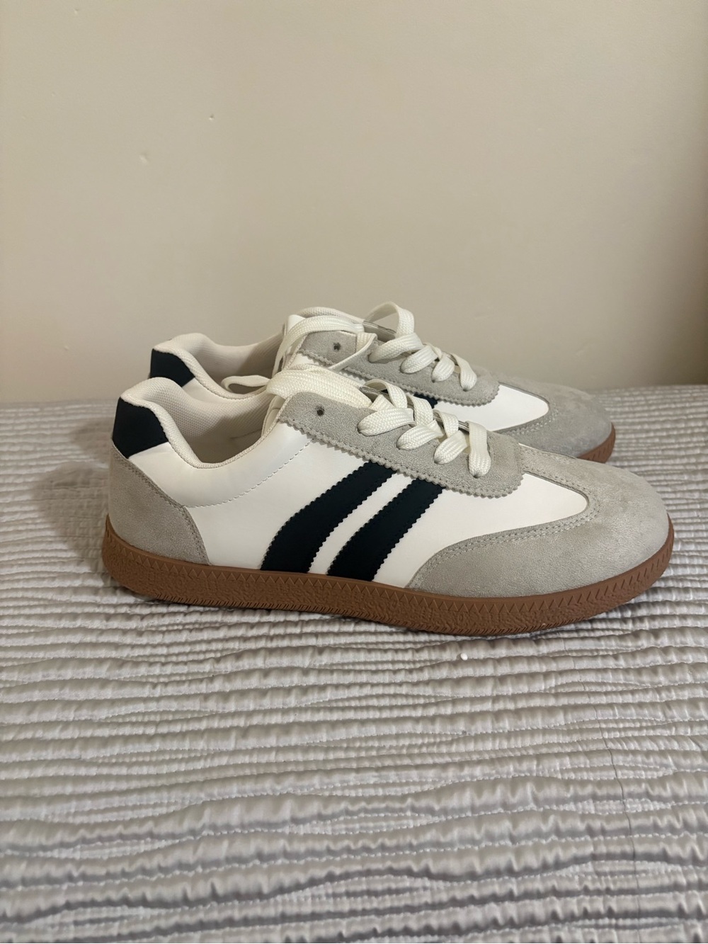 BRAND NEW Classic Retro Trainer Sneakers in White and Gray with Black Stripes